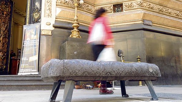 Mr. Banquito, una de las creaciones de Bondi que puede encontrarse por la ciudad.