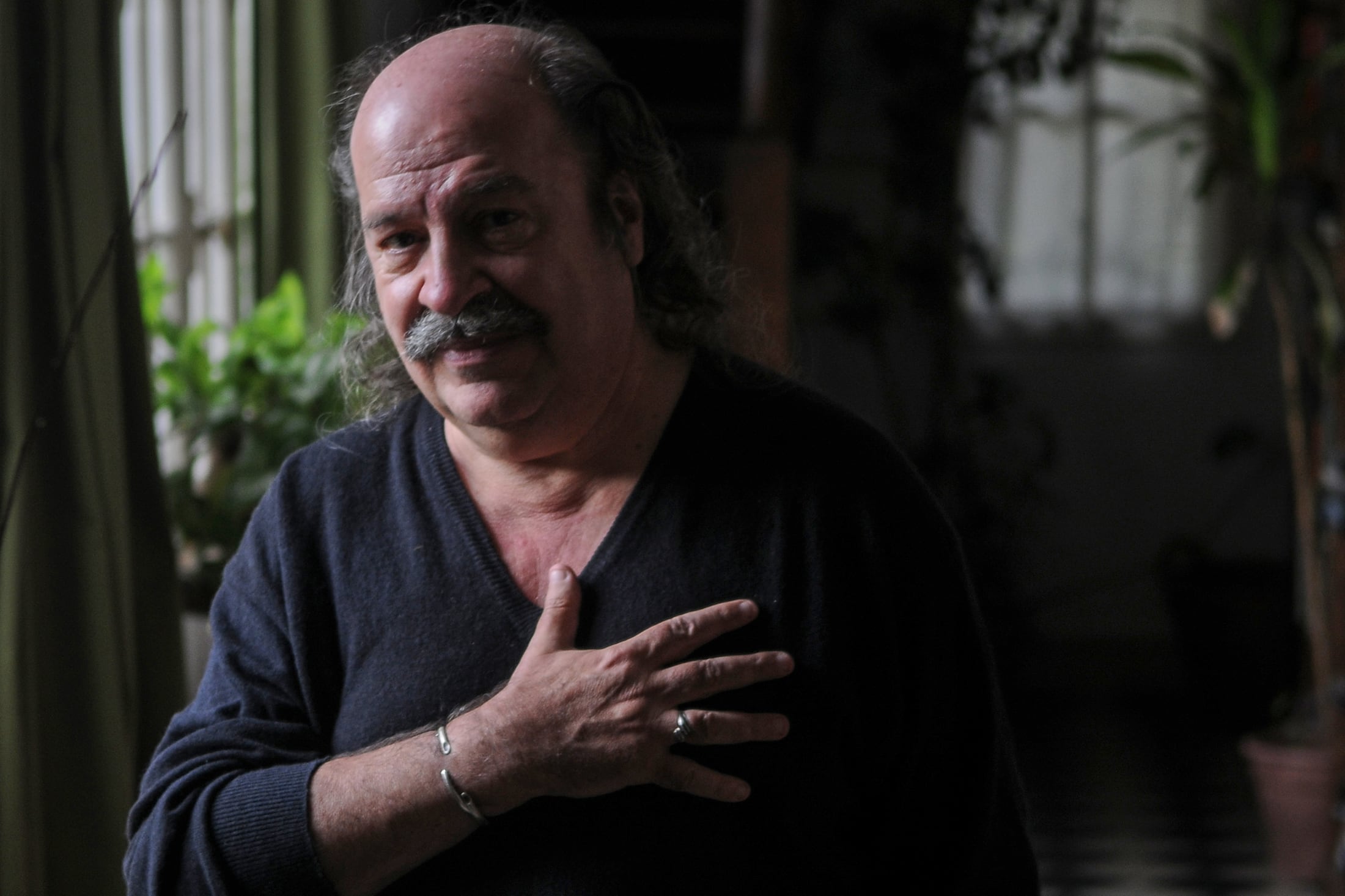 "Fue la psicoanalista quien me aconsejó: 'Pongase un sello discográfico antes de que mate a alguien'”, se ríe Litto.