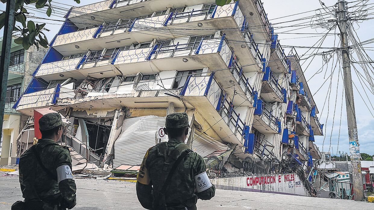 Los soldados custodian que nadie se acerque al colapsado hotel Sensación, en el estado de Oaxaca.