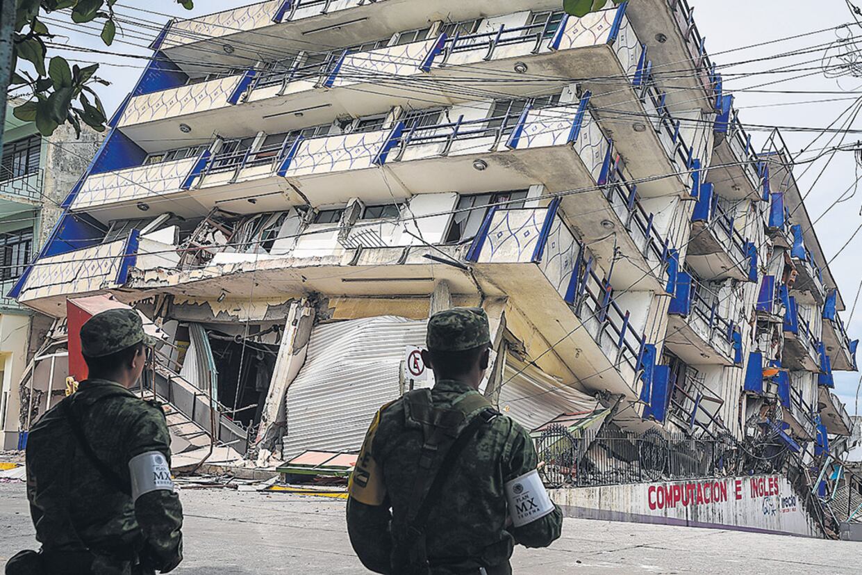 Los soldados custodian que nadie se acerque al colapsado hotel Sensación, en el estado de Oaxaca.