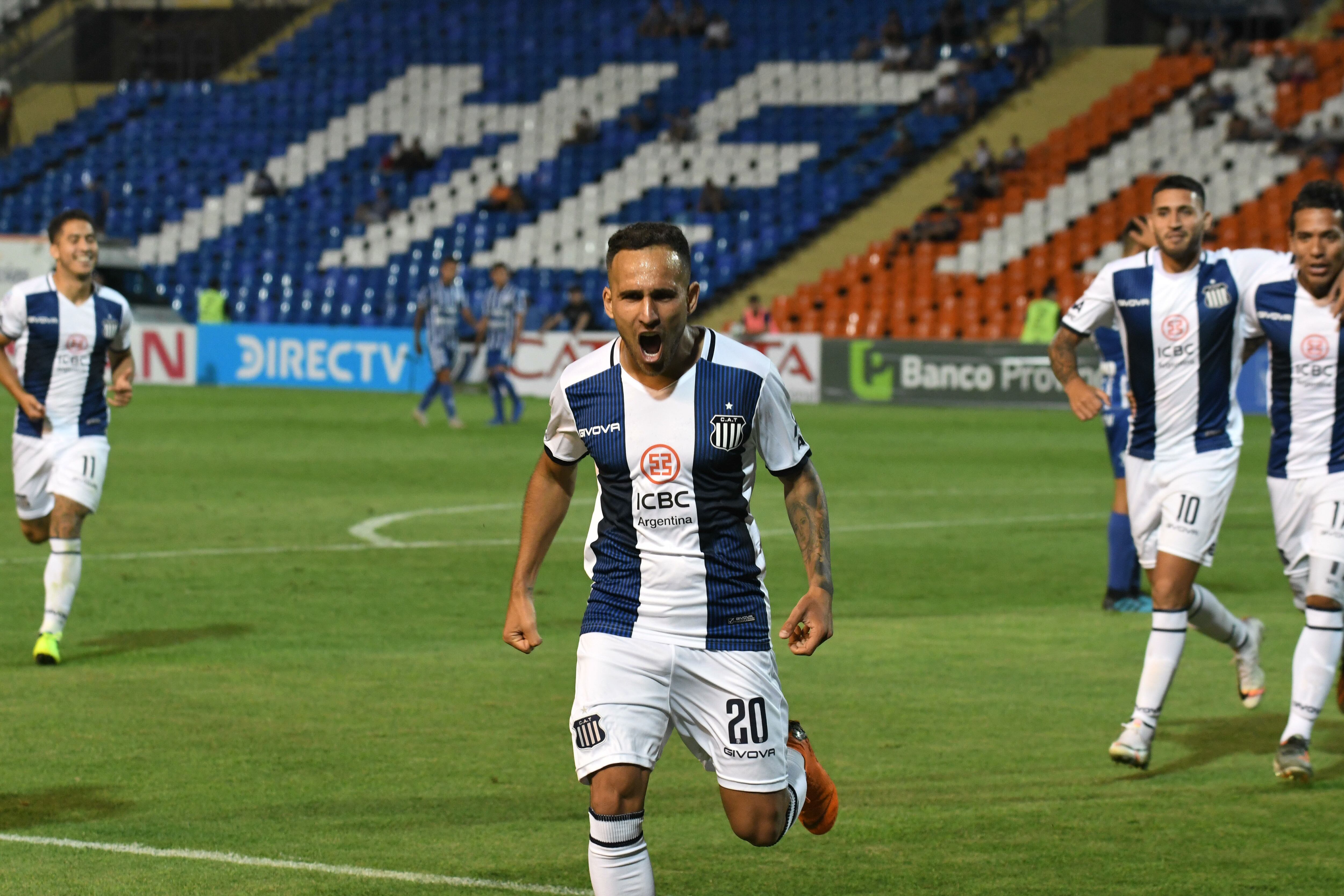 Fragapane festeja uno de sus dos goles en la noche mendocina.
