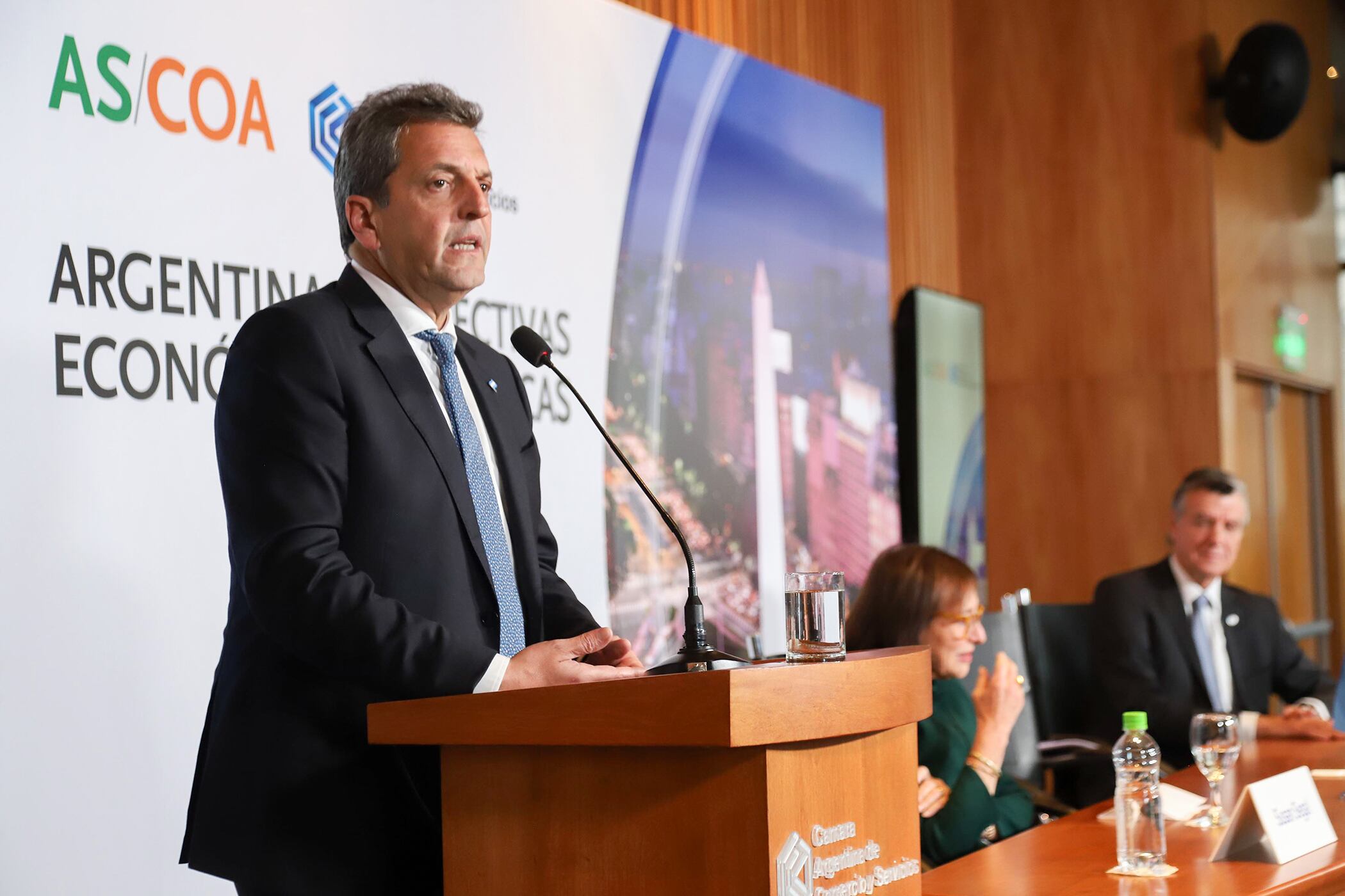 "Hay mucho en juego en las elecciones", alertó Massa a los empresarios.