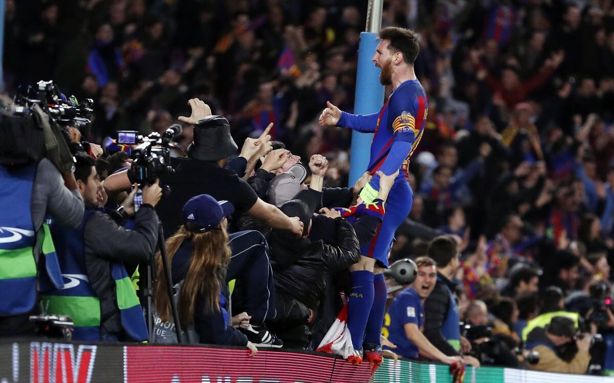 Una imagen icónica: Messi de festejo con la hinchada del Barca.