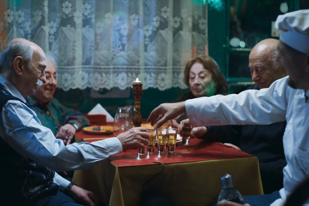 Zew y sus amigos brindan optimistas por un futuro promisorio. 