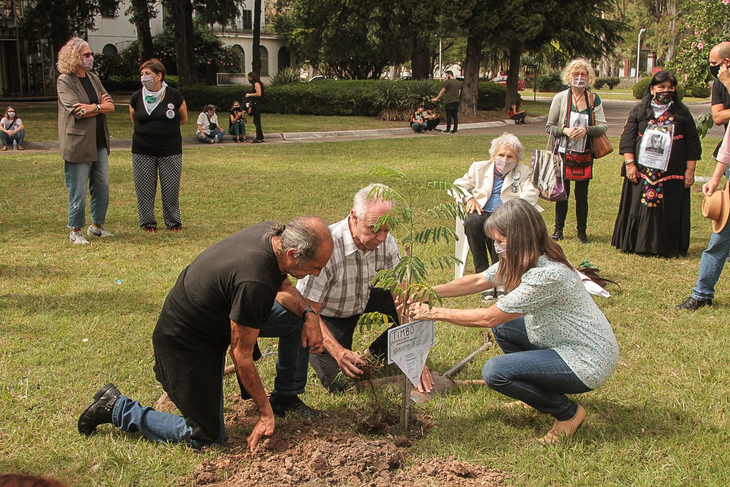 Los familiares plantaron con sus propias manos árboles donde desaparecieron sus seres queridos. 