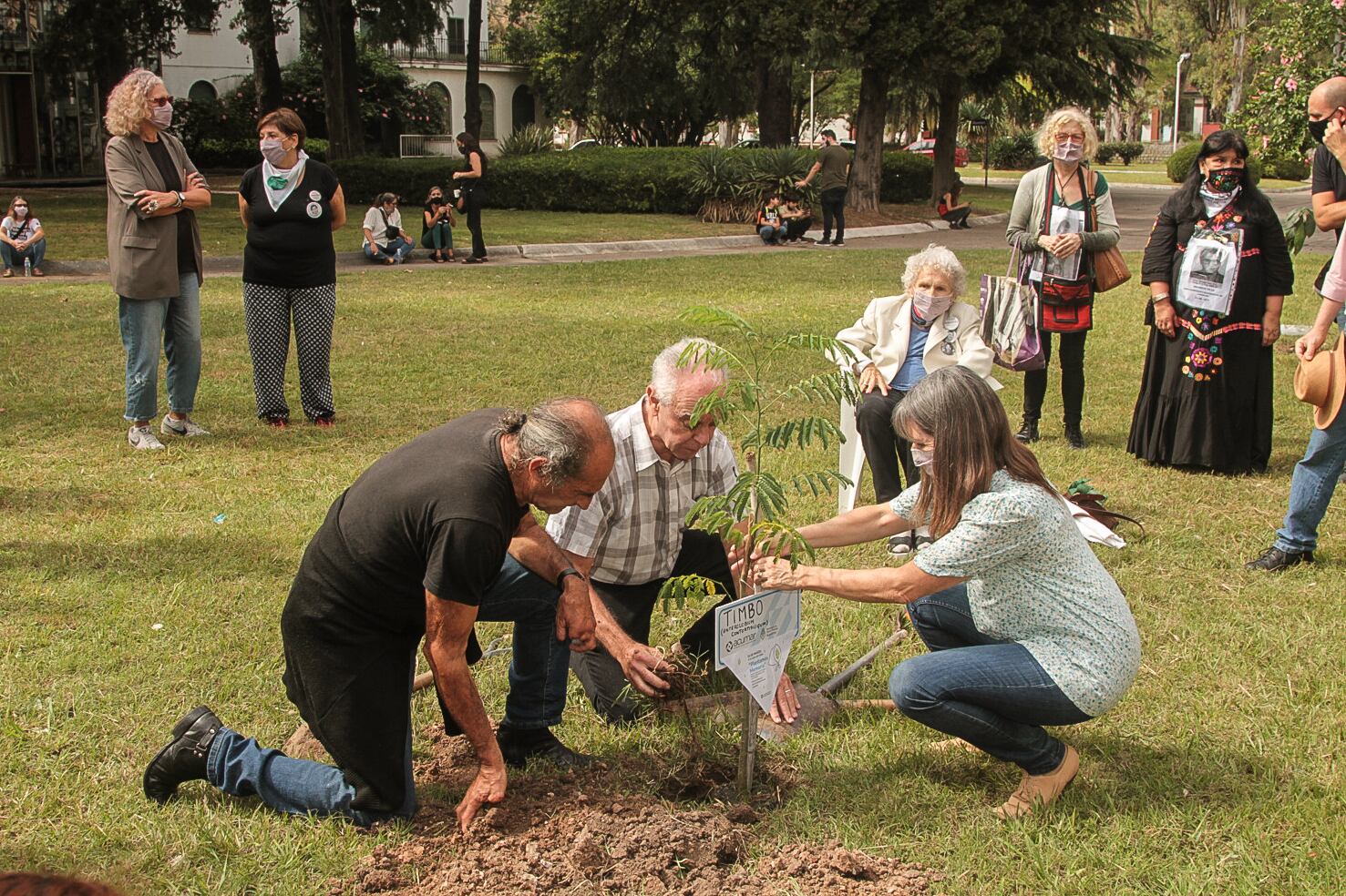 Los familiares plantaron con sus propias manos árboles donde desaparecieron sus seres queridos.