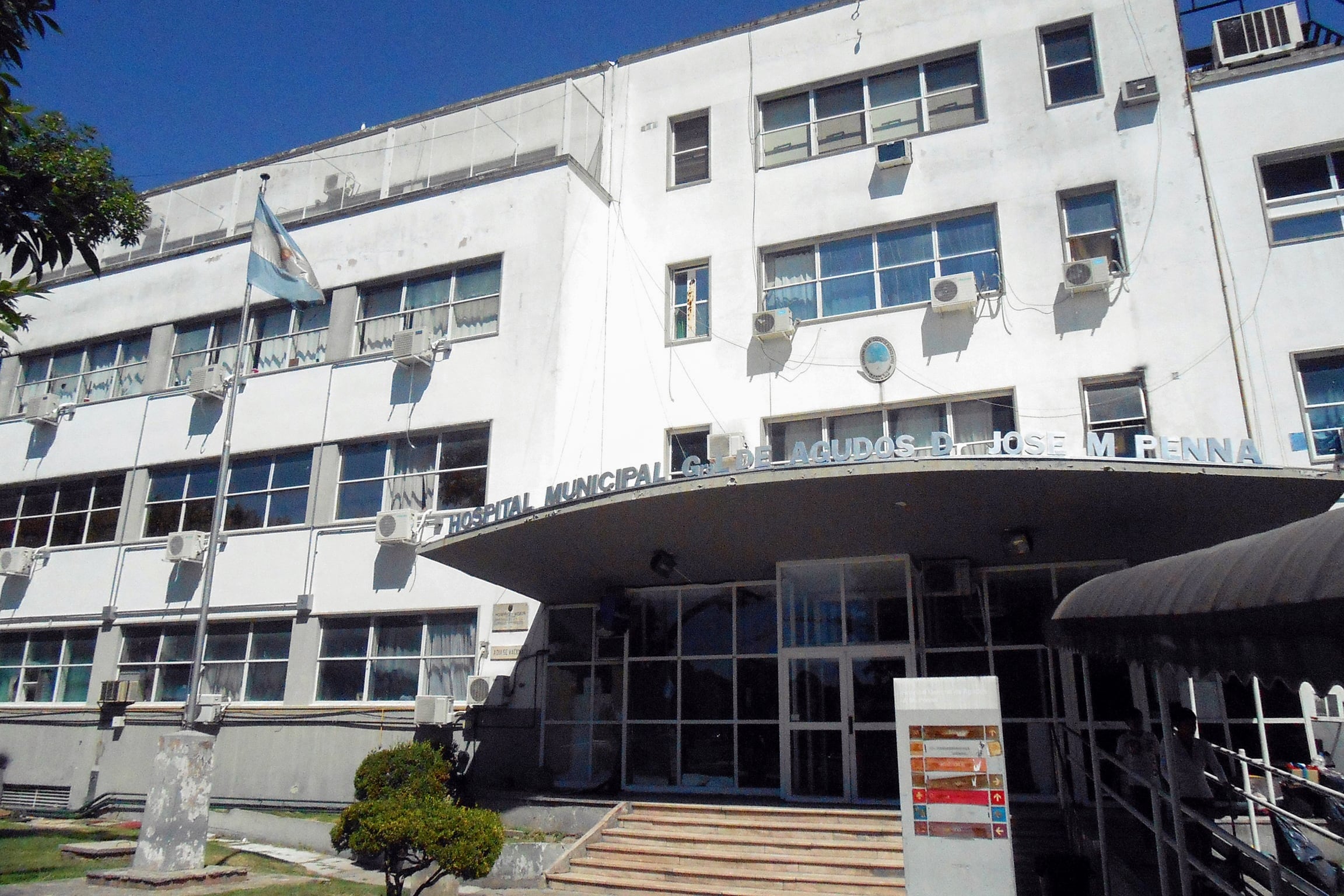 El profesional trabaja en la guardia del hospital Penna.