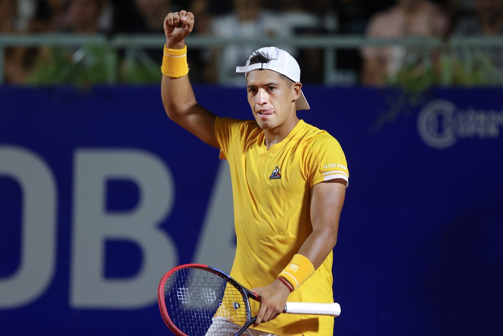 Puño apretado para Seba Báez