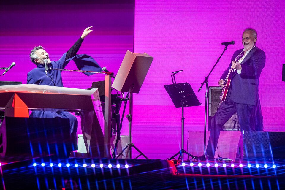 En una noche a pura emoción, Fito Páez y David Lebon fueron uno de los momentos más altos de los shows que dio el rosarino en el estadio de Vélez. Imagen: Agustín Dusserre.