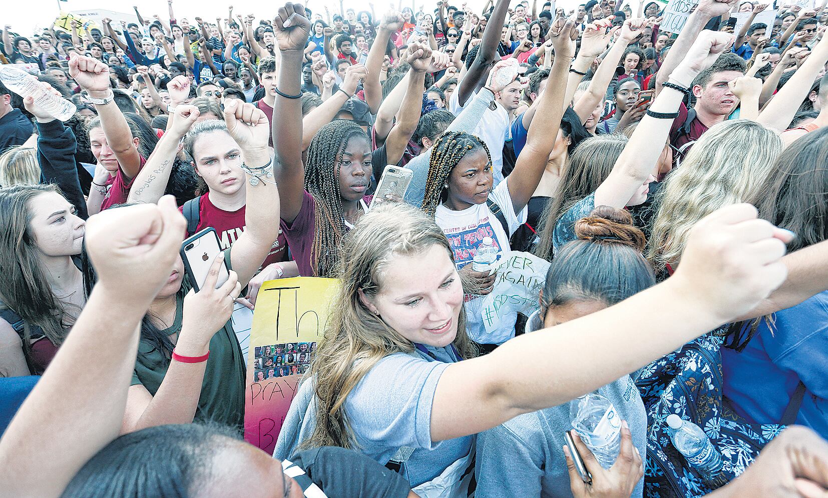 Miles de estudiantes secundarios protestaban ayer en Parkland a causa de la masacre perpetrada por Nikolas Cruz.