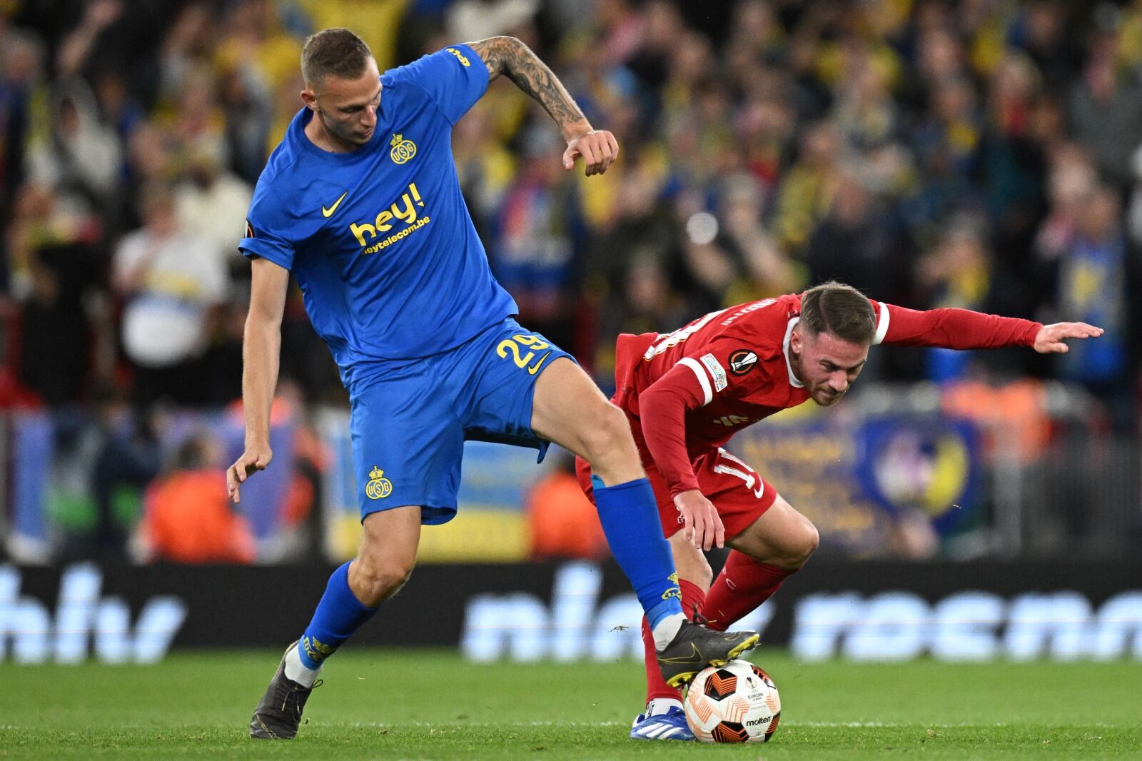 Alexis Mac Allister disputa el balón con el grandote Nilsson