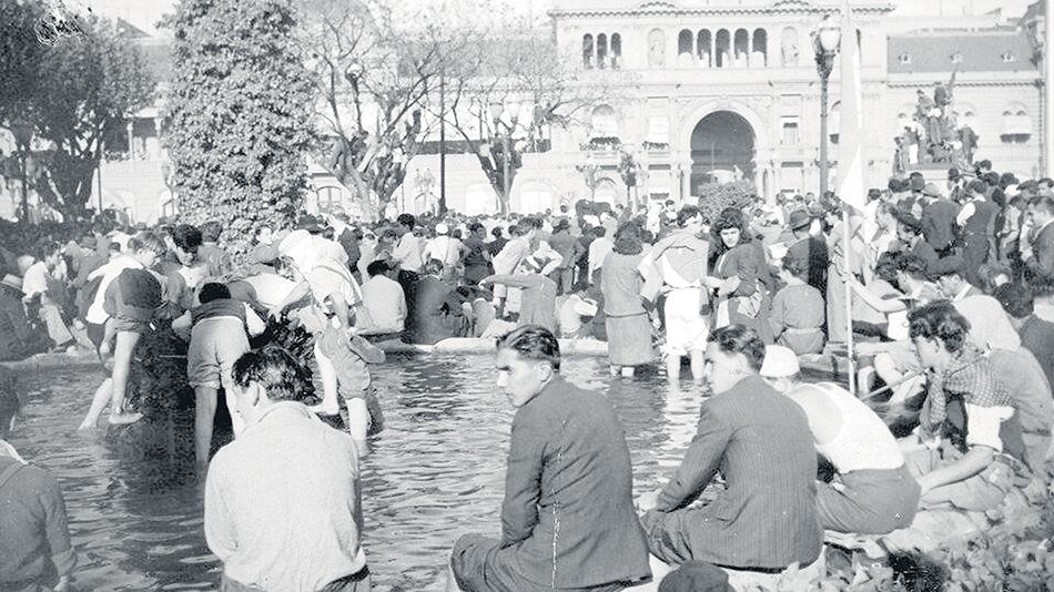 “Las patas en la fuente”, el complemento visual ideal para la marcha.