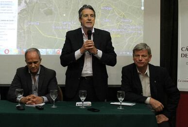 Roberto Porta (sentado a la derecha) terminó muy enfrentado al ministro Garibay (parado).