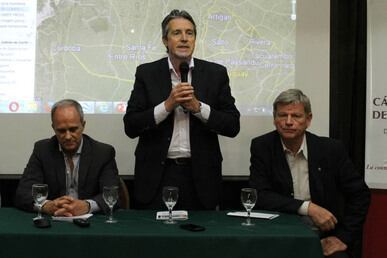 Roberto Porta (sentado a la derecha) terminó muy enfrentado al ministro Garibay (parado).