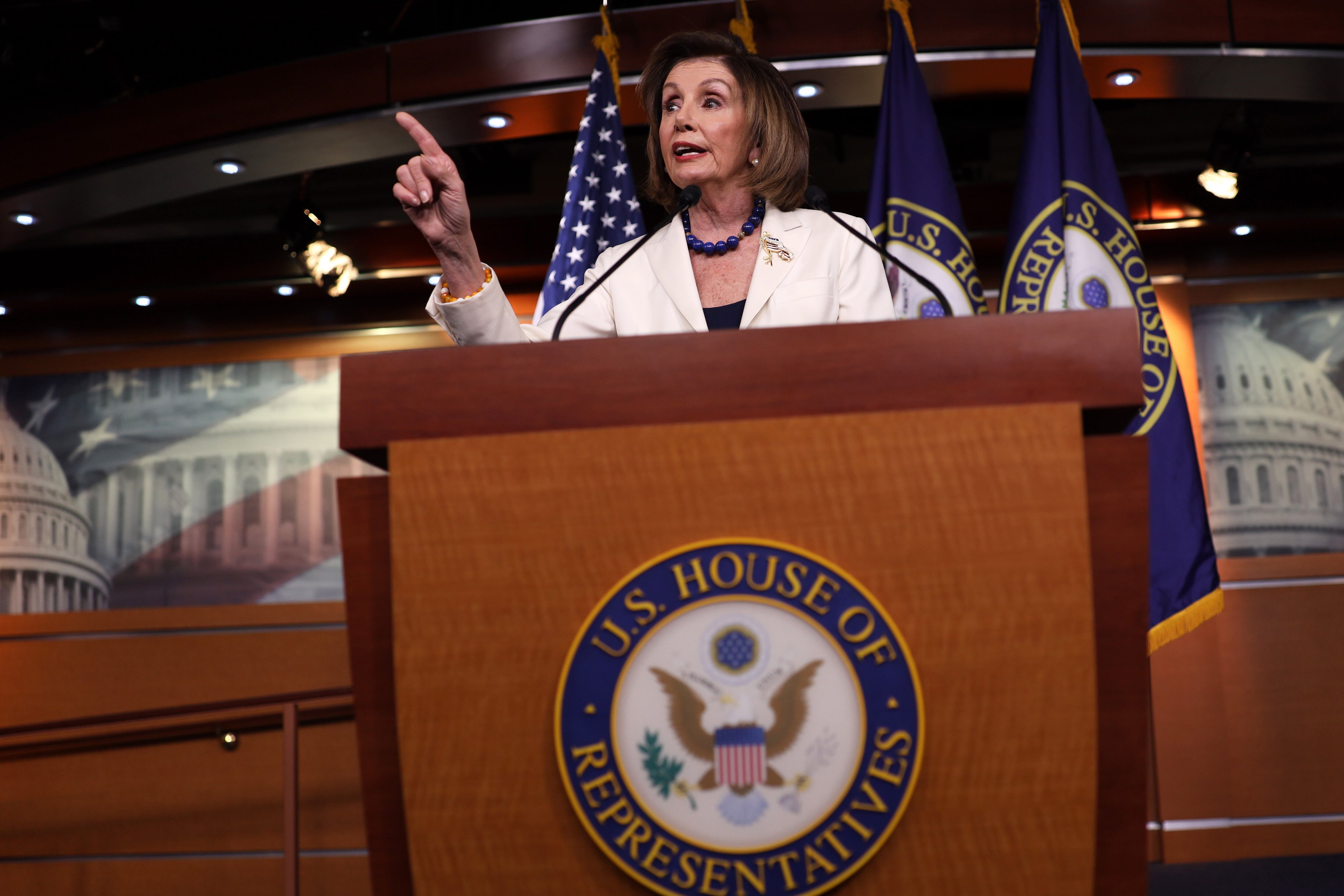 El dedo acusador de Naqncy Pelosi le apunta a Trump.