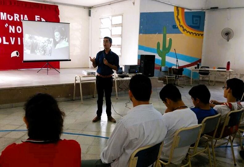 El documento analiza los niveles de abandono escolar para el período 2012-2022.