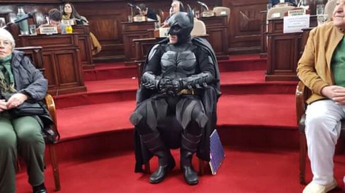 El Batman platense en el acto donde lo reconocieron: mientras, siguen sin luz en la ciudad. 