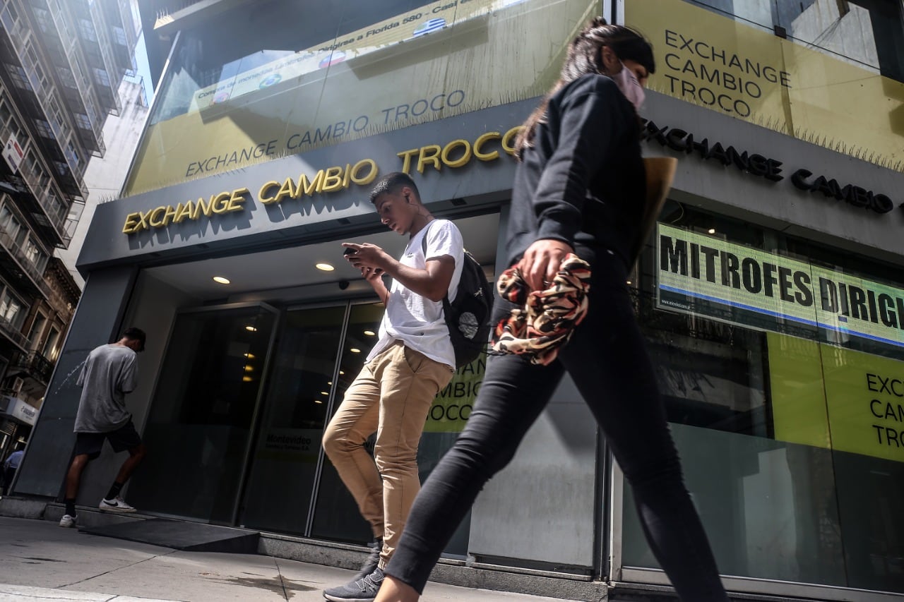 El riesgo país subió a 2438 puntos y el contado con liquidación finalizó con un alza de 0,7 por ciento, al operarse en 289,60 pesos.