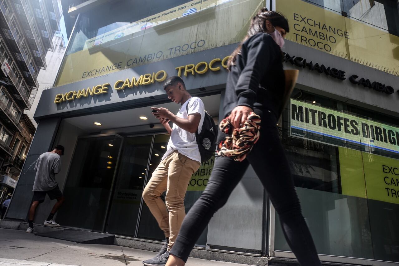 El riesgo país subió a 2438 puntos y el contado con liquidación finalizó con un alza de 0,7 por ciento, al operarse en 289,60 pesos.