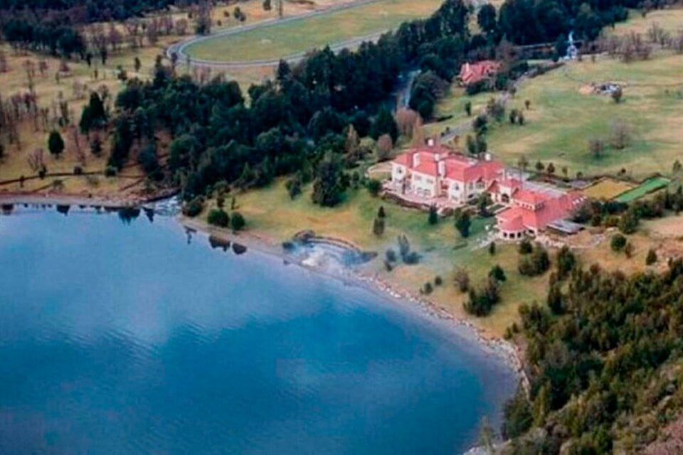 La mansión de Lewis frente al Lago Escondido.