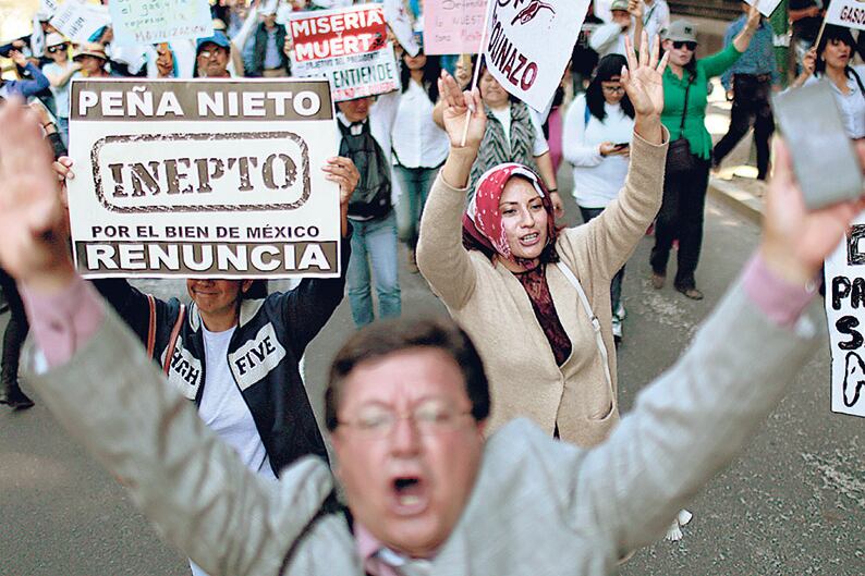 Ayer en el D. F. continuaban las protestas en contra del gobierno de Peña Nieto.
