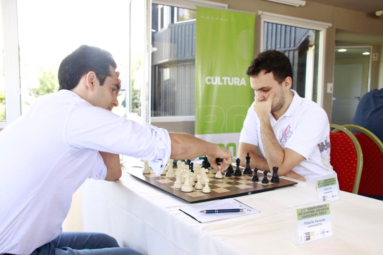 Francisco Peralta mueve las blancas ante Alan Pichot.