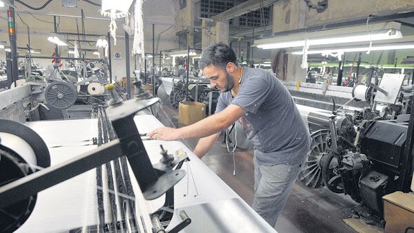 La destrucción de empleo industrial es consecuencia del proceso de apertura, sostienen los especialistas.