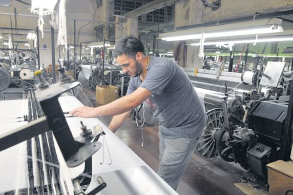 La destrucción de empleo industrial es consecuencia del proceso de apertura, sostienen los especialistas.