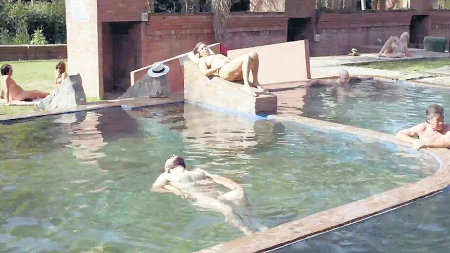 Los actores se mueven con comodidad entre los extremos de la tragedia y la farsa.