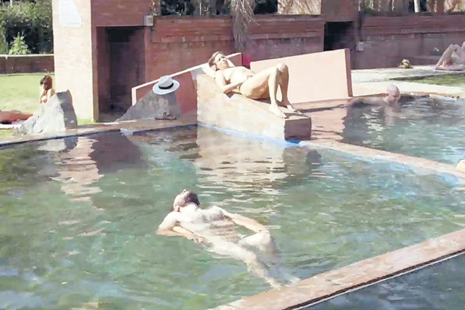 Los actores se mueven con comodidad entre los extremos de la tragedia y la farsa.