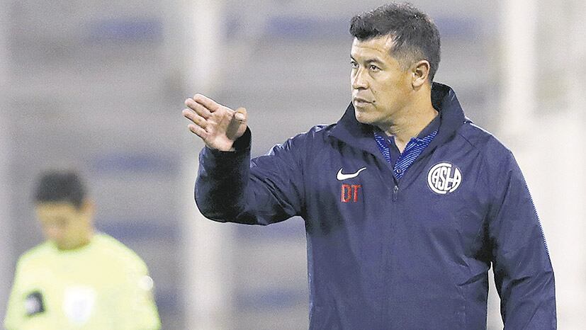 Jorge Almirón da indicaciones en la noche de Tucumán.