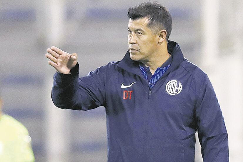 Jorge Almirón da indicaciones en la noche de Tucumán.