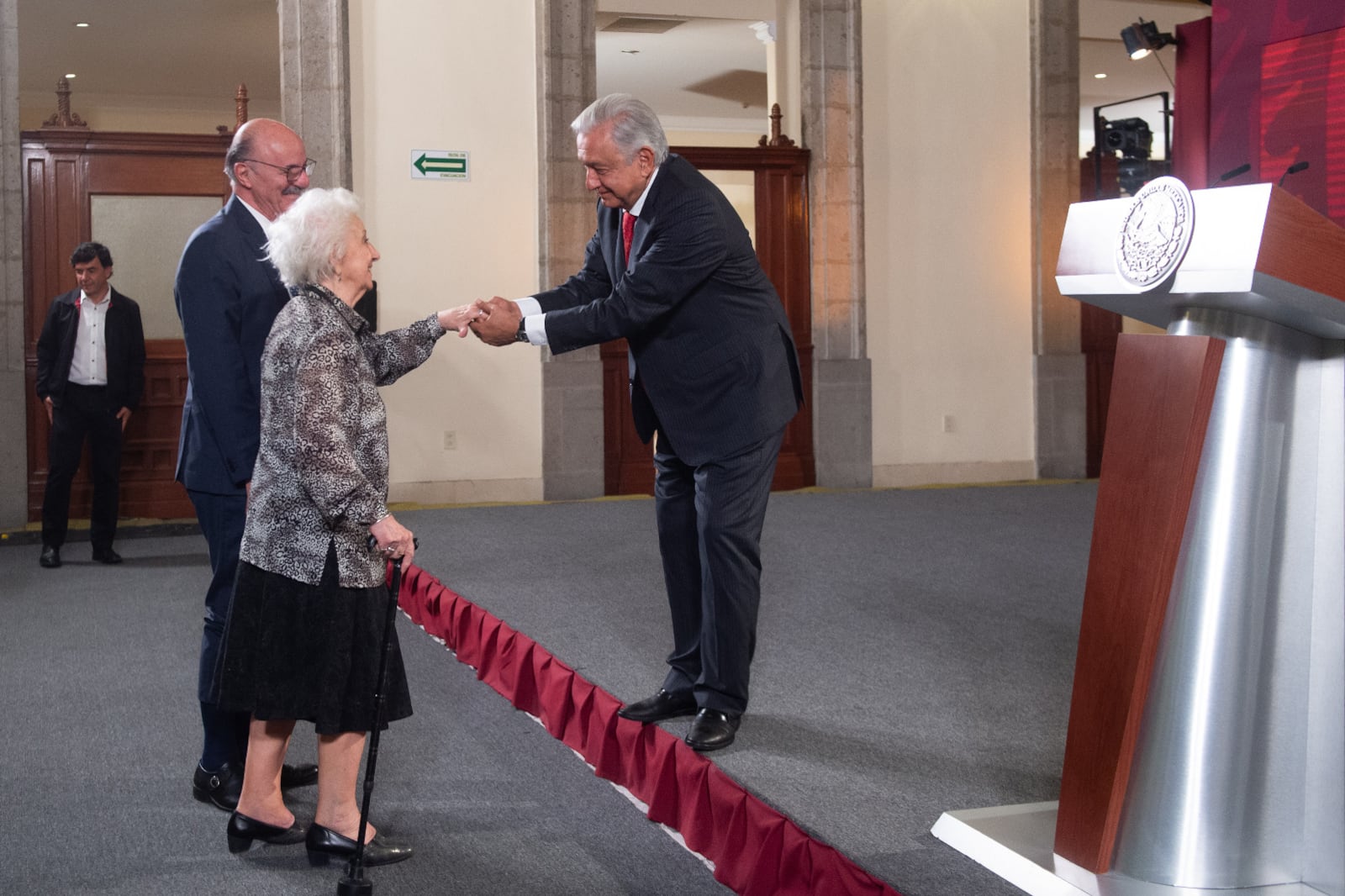 Junto al embajador Carlos Tomada, Estela de Carlotto saluda a Manuel López Obrador.