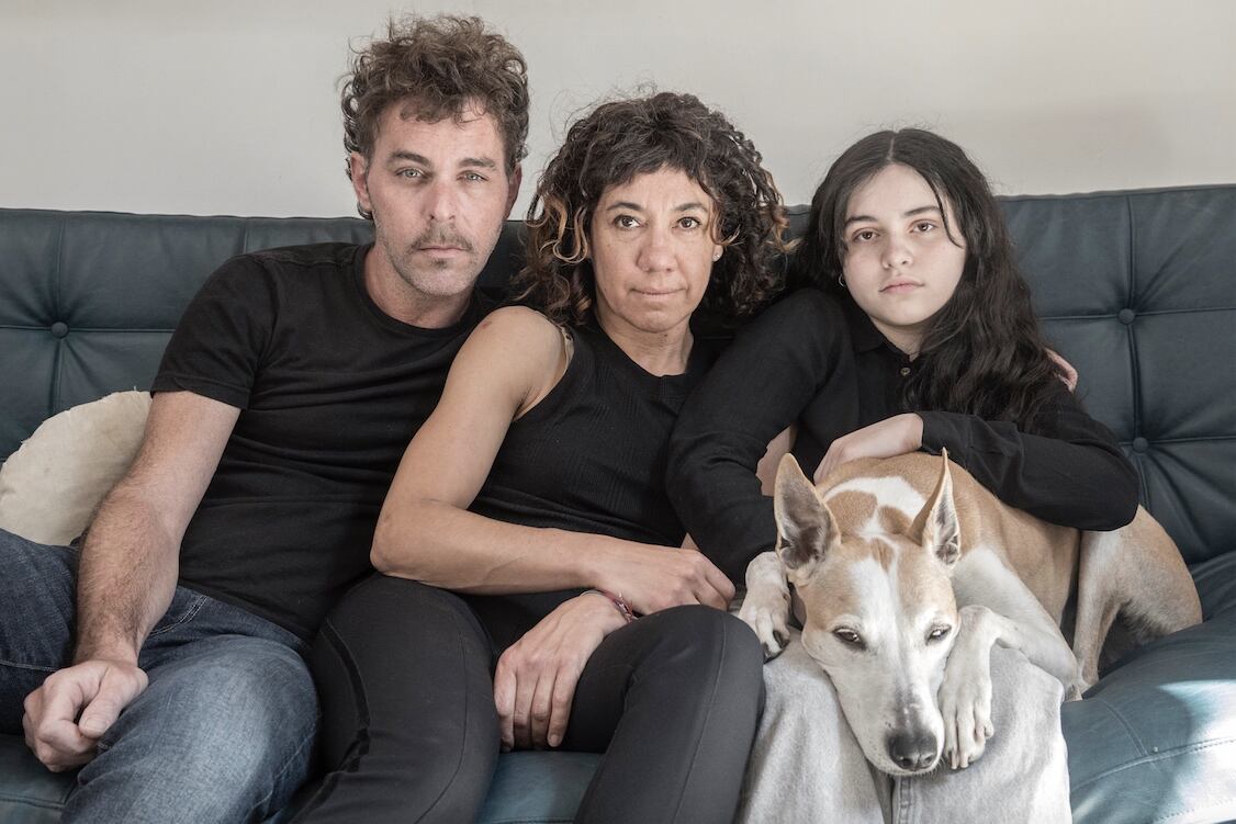 Alejo Moguillansky y Luciana Acuña con su hija Cleo y Juana, su perra