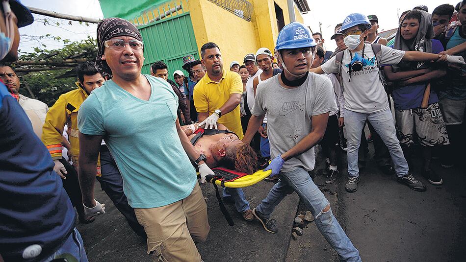 Un manifestante herido es atendido en la ciudad de Masaya.