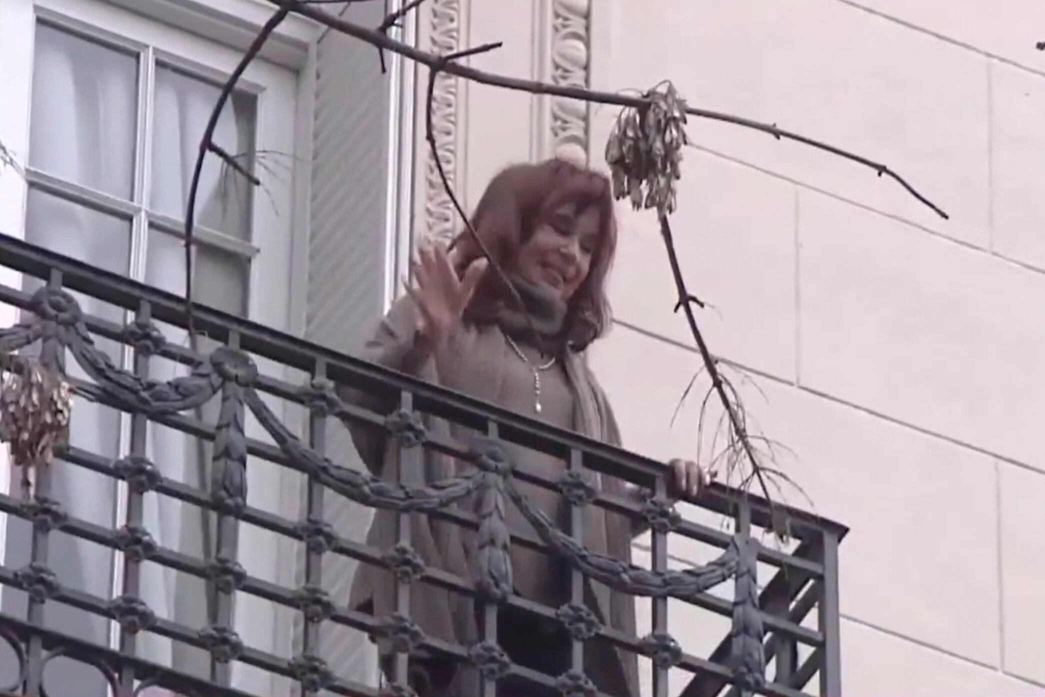 Cristina saluda a la militancia desde su balcón