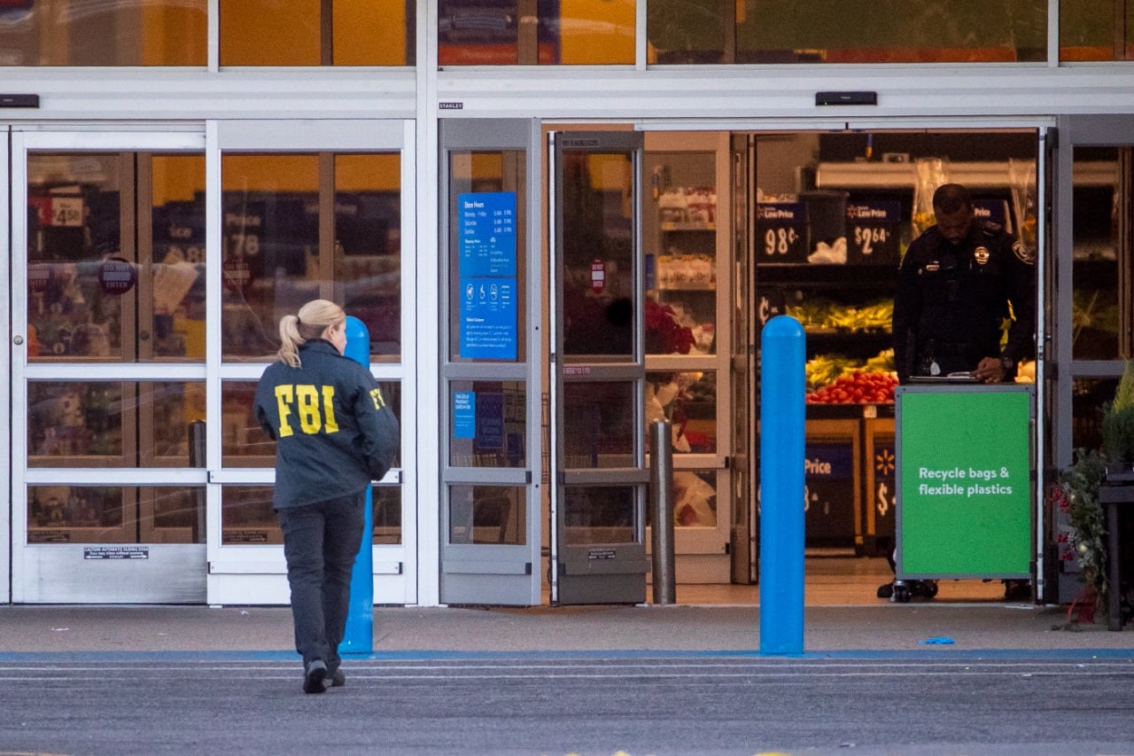 una agente del FBI y un policía trabajan en la escena del crimen.