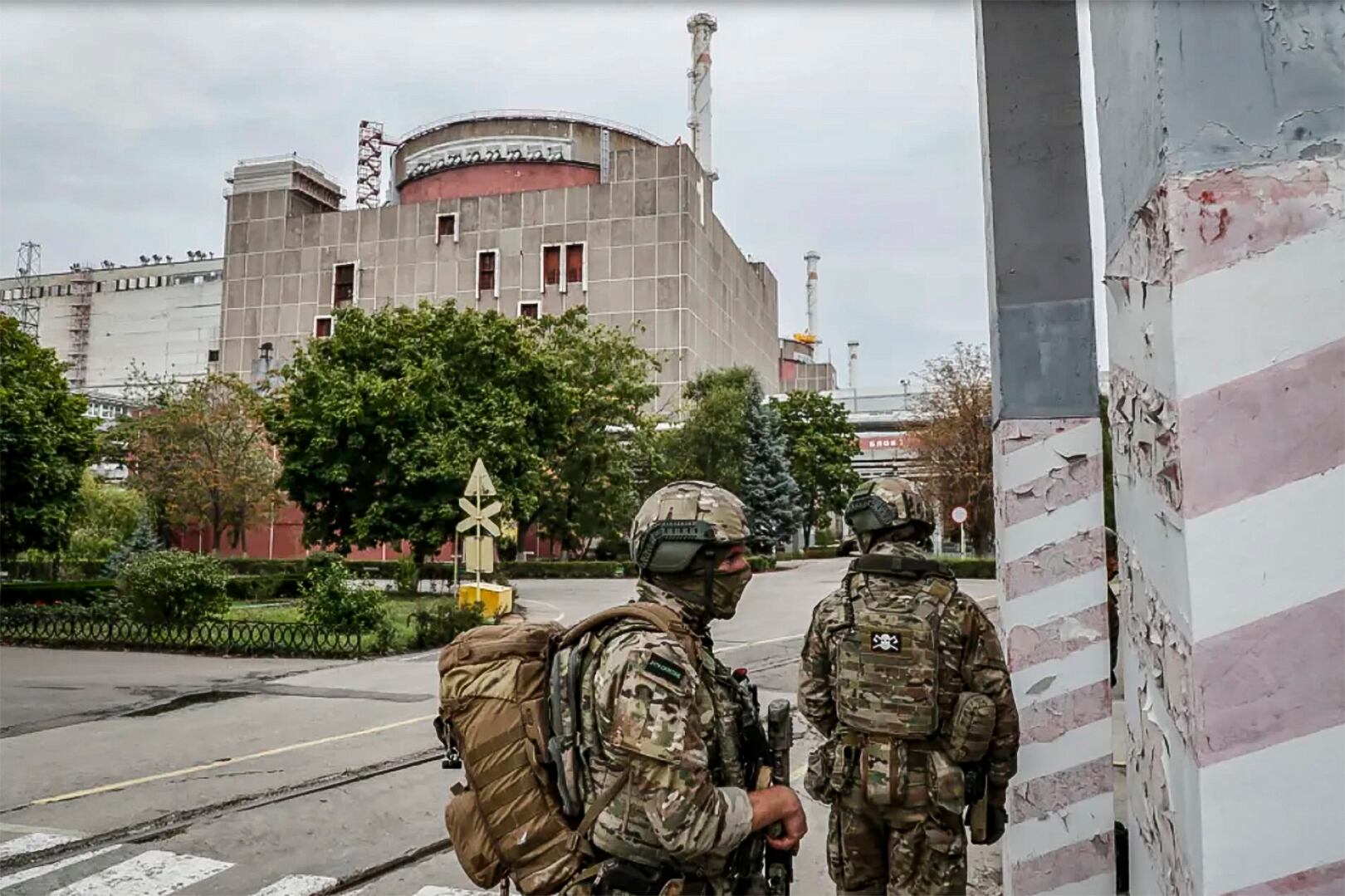 Sodados rusos vigilan la central nuclear de Zaporiyia en Ucrania.