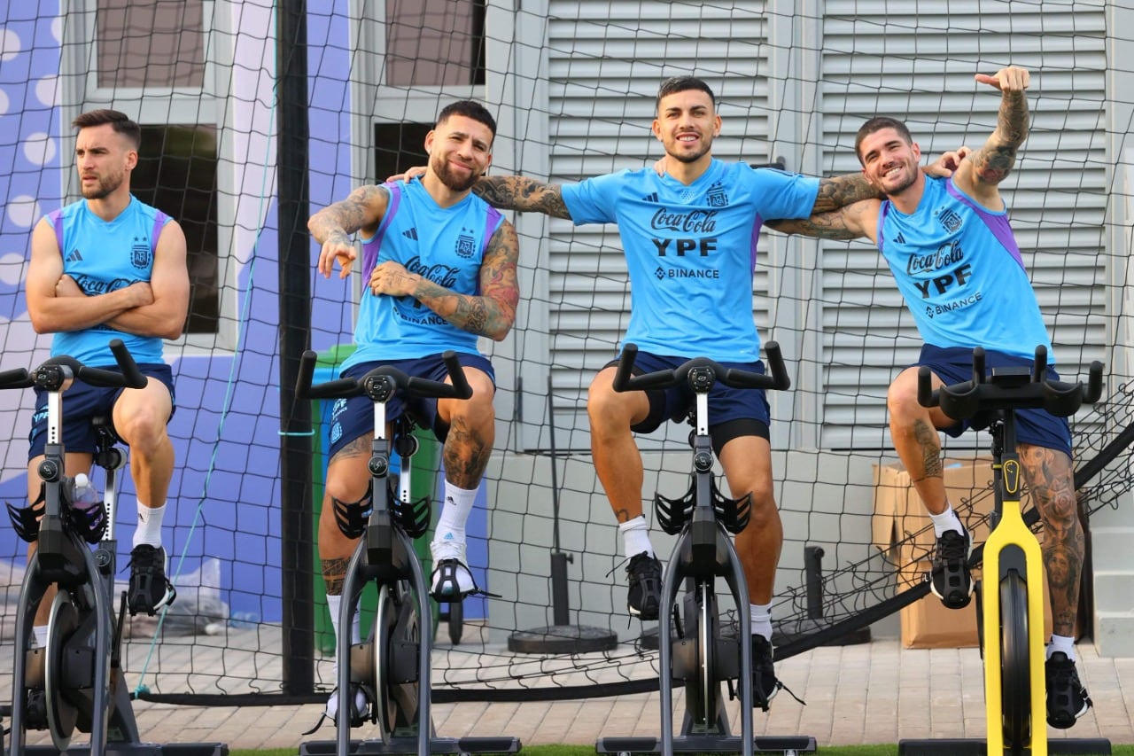 Tagliafico, Otamendi, Paredes y De Paul hacen bicicleta fija