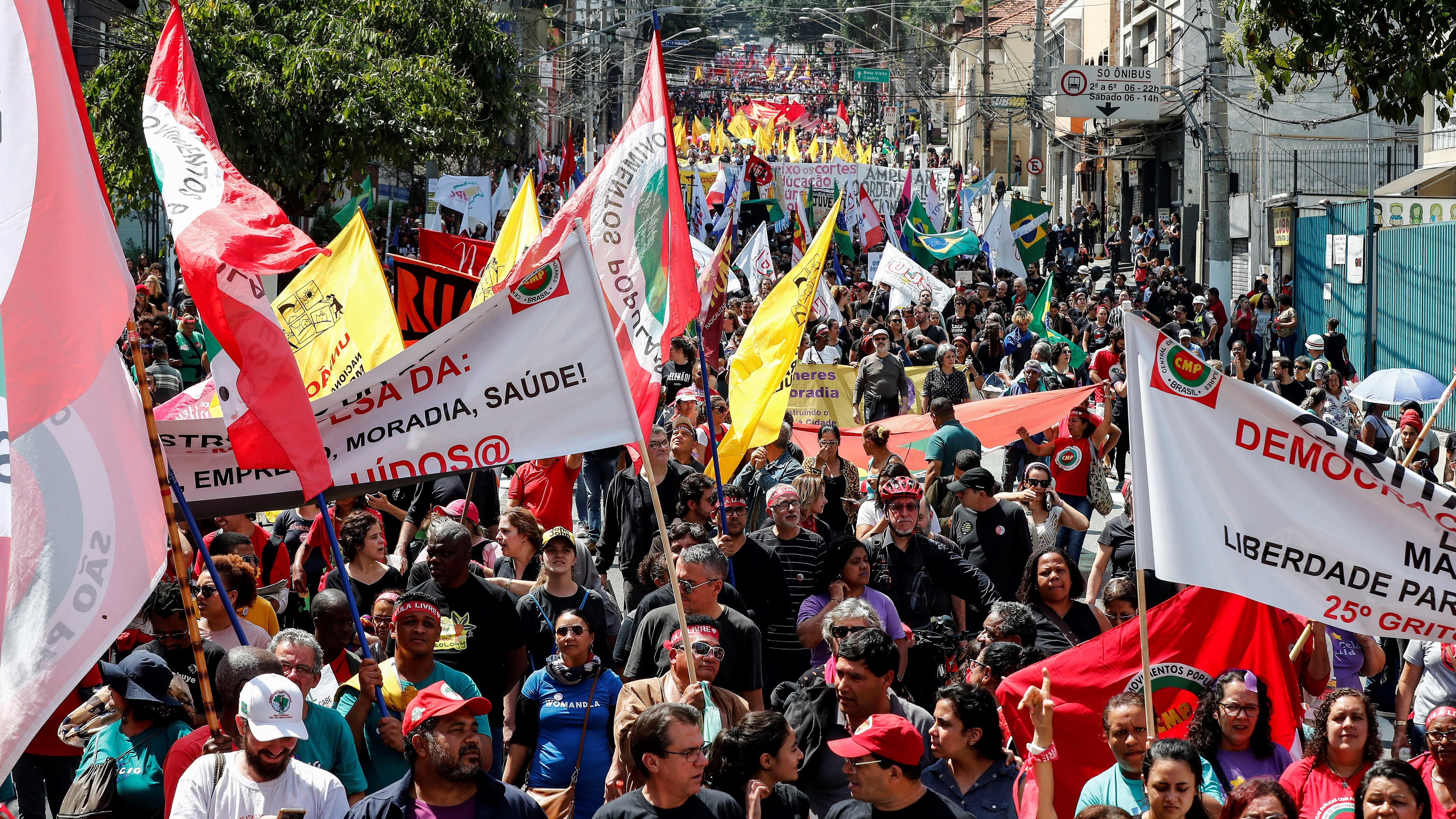 Estudiantes vestidos de negro protestan en San Pablo