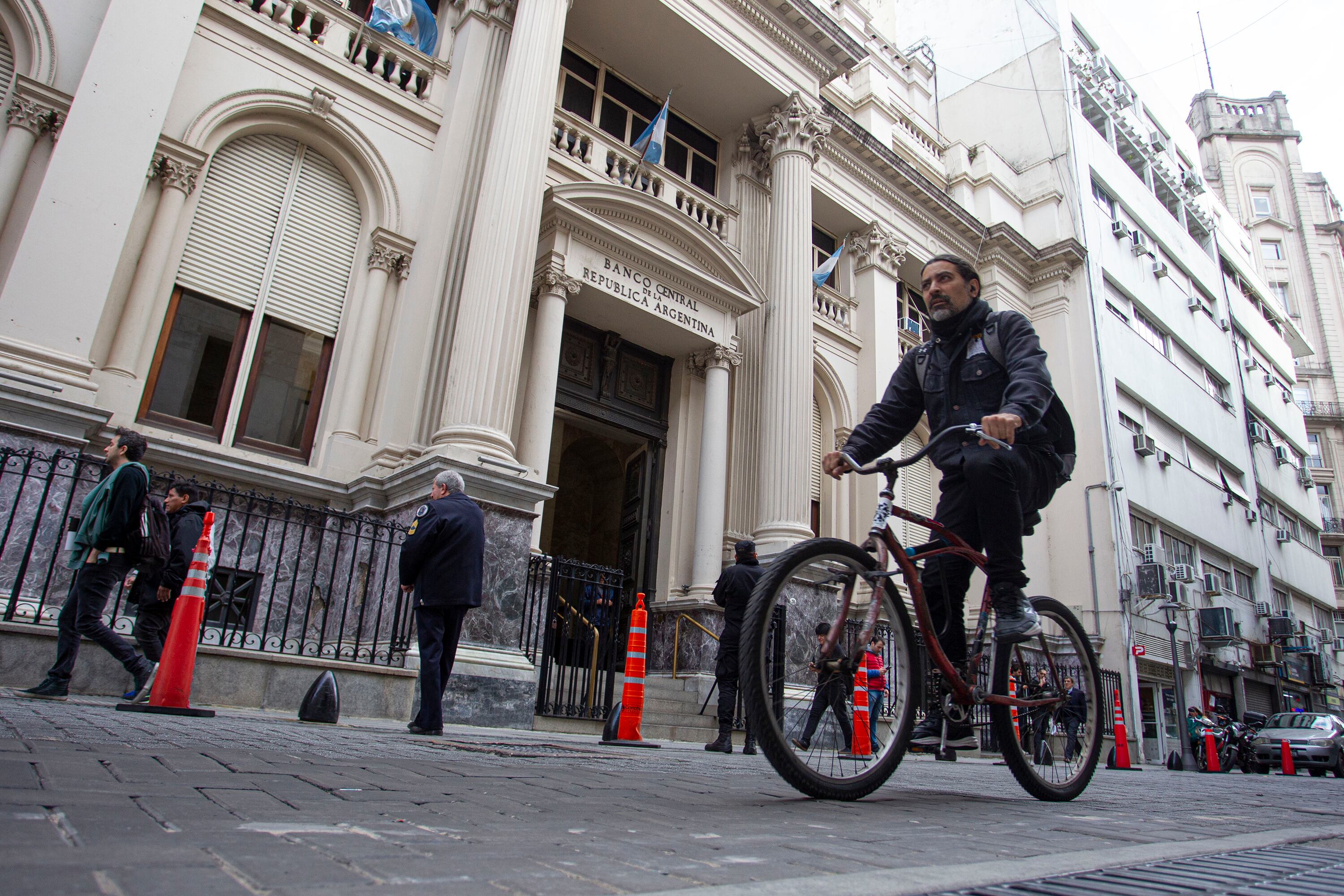 El dólar blue subió 5 pesos y se ubicó en 489 pesos por unidad. En tanto, en el segmento bursátil, el dólar contado con liquidación (CCL) retrocedió 0,3 por ciento, a 499,83 pesos.