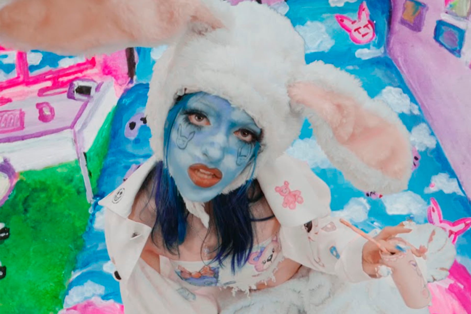 La cantante adoptó definitivamente su avatar youtuber Muñeki77a, y armó los dibujos y animaciones para su nuevo clip