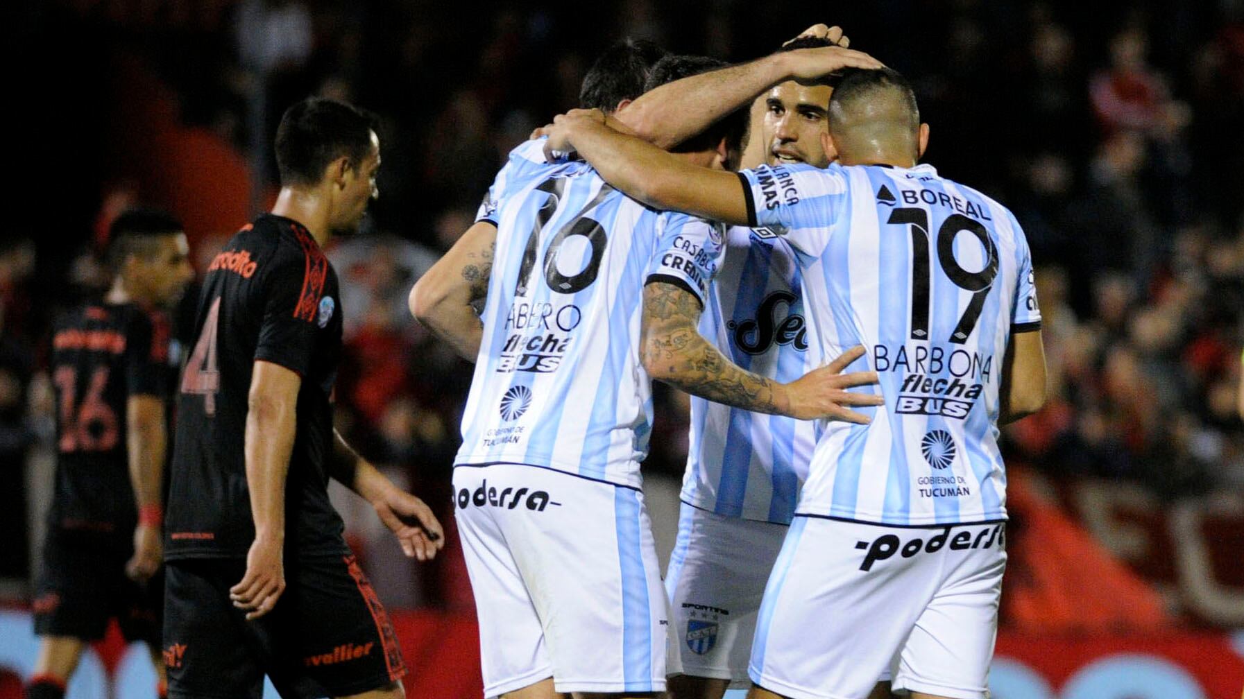 Los tucumanos abrazan a Matos, quien con un gran cabezazo puso el primero de Atlético en Rosario.