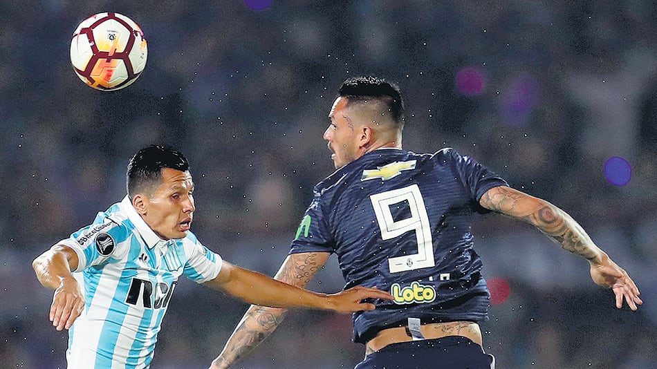 Uno de los duelos de la noche. Sigali y Pinilla disputan la pelota en las alturas.