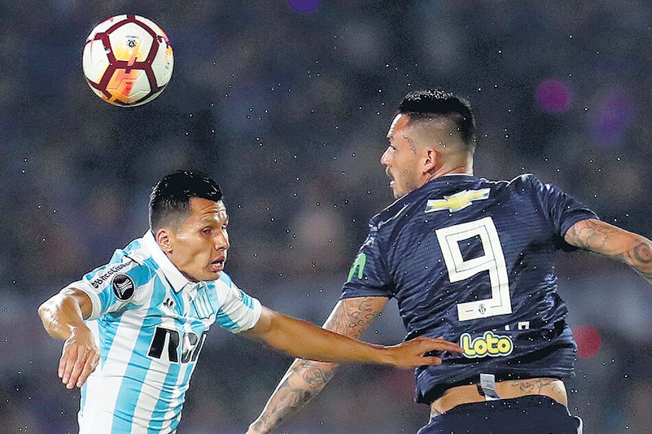 Uno de los duelos de la noche. Sigali y Pinilla disputan la pelota en las alturas.