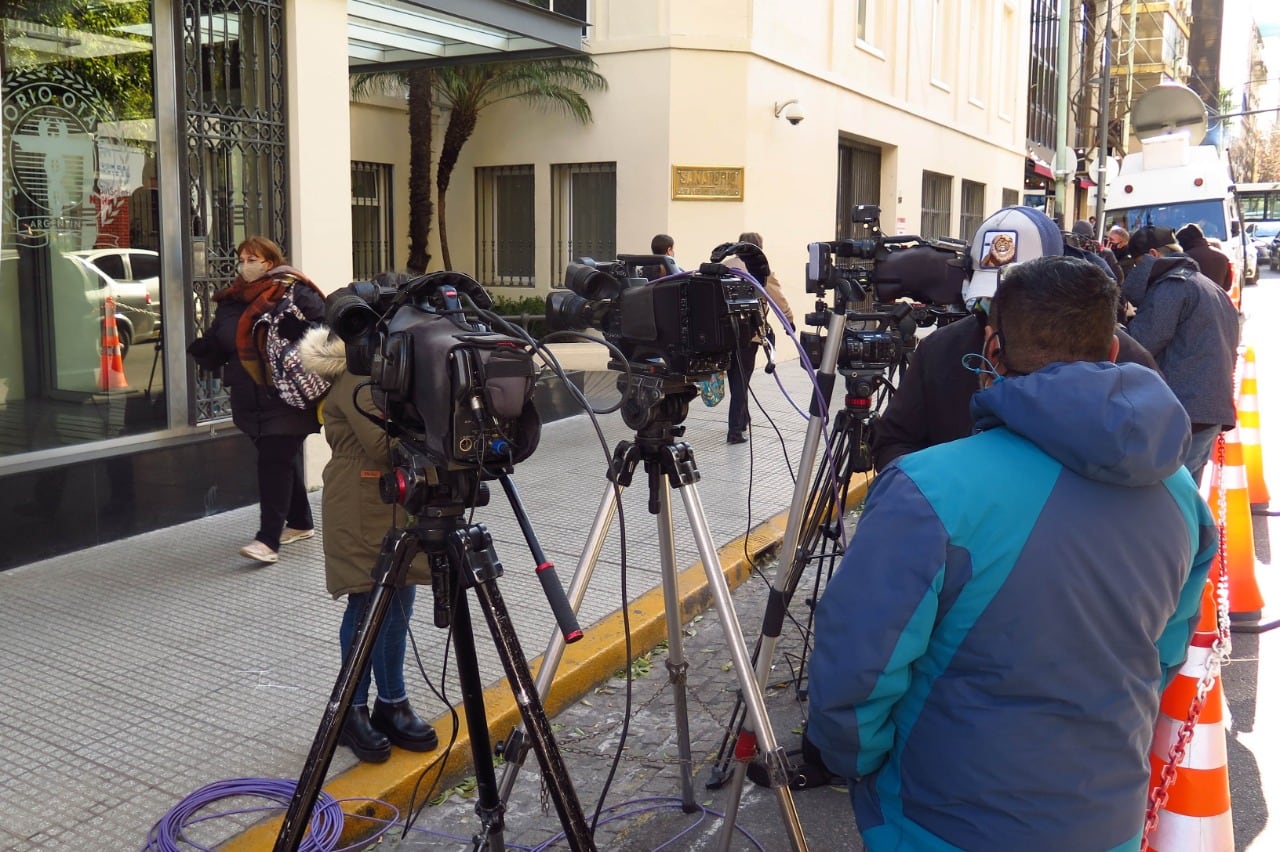 La guardia periodística en la puerta del Otamendi, donde está internado Chano.