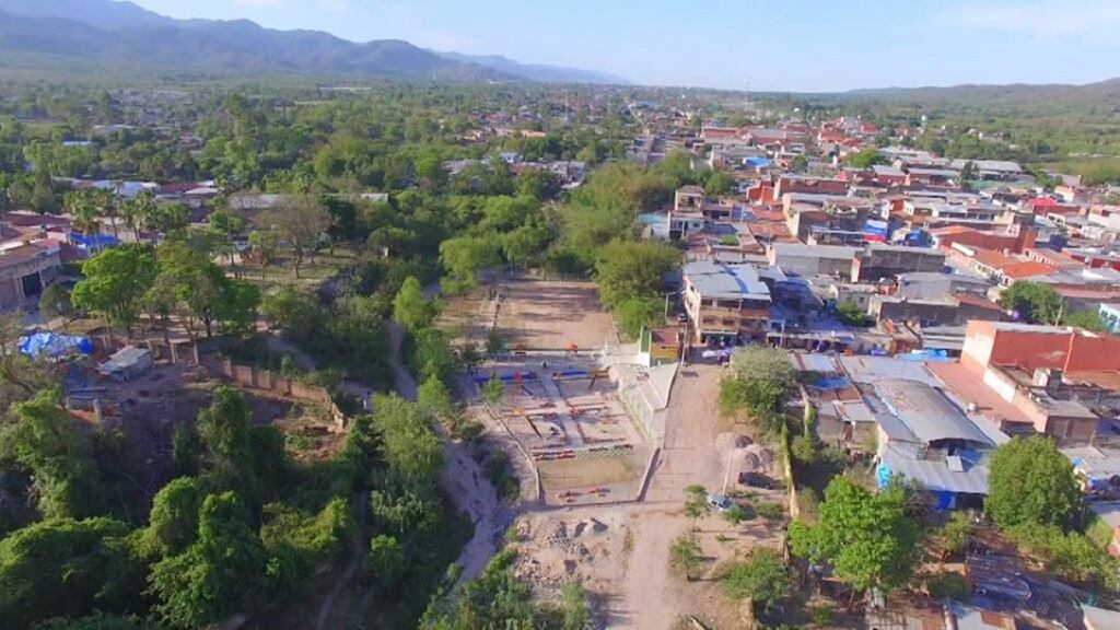 Pocitos de un lado, Salvador Mazza del otro