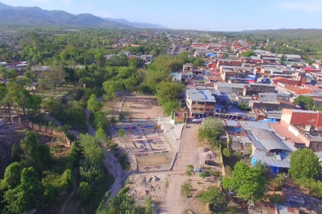 Pocitos de un lado, Salvador Mazza del otro