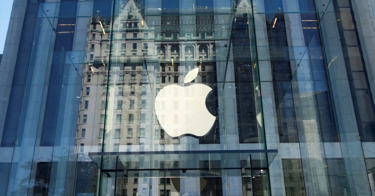 Apple clicked the tariff: increased prices of 15 products and blamed the IA