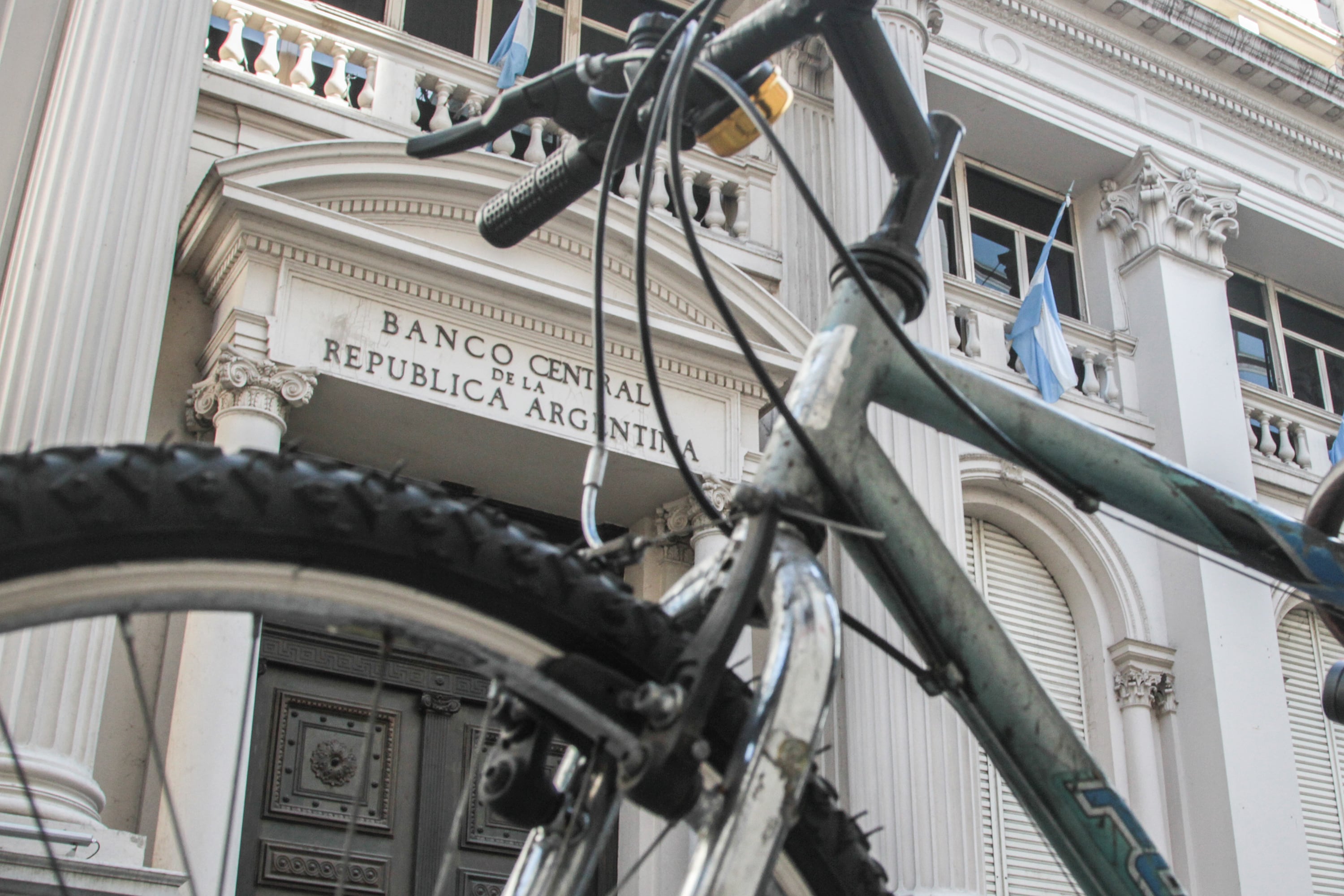 La bicicleta financiera aporta oferta de dólares y mejoran el resultado del Banco Central.